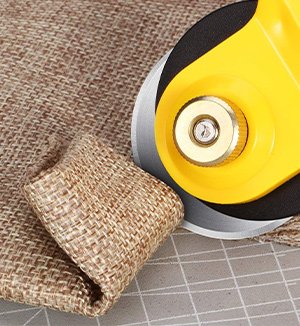 Textile and leather cutting knives