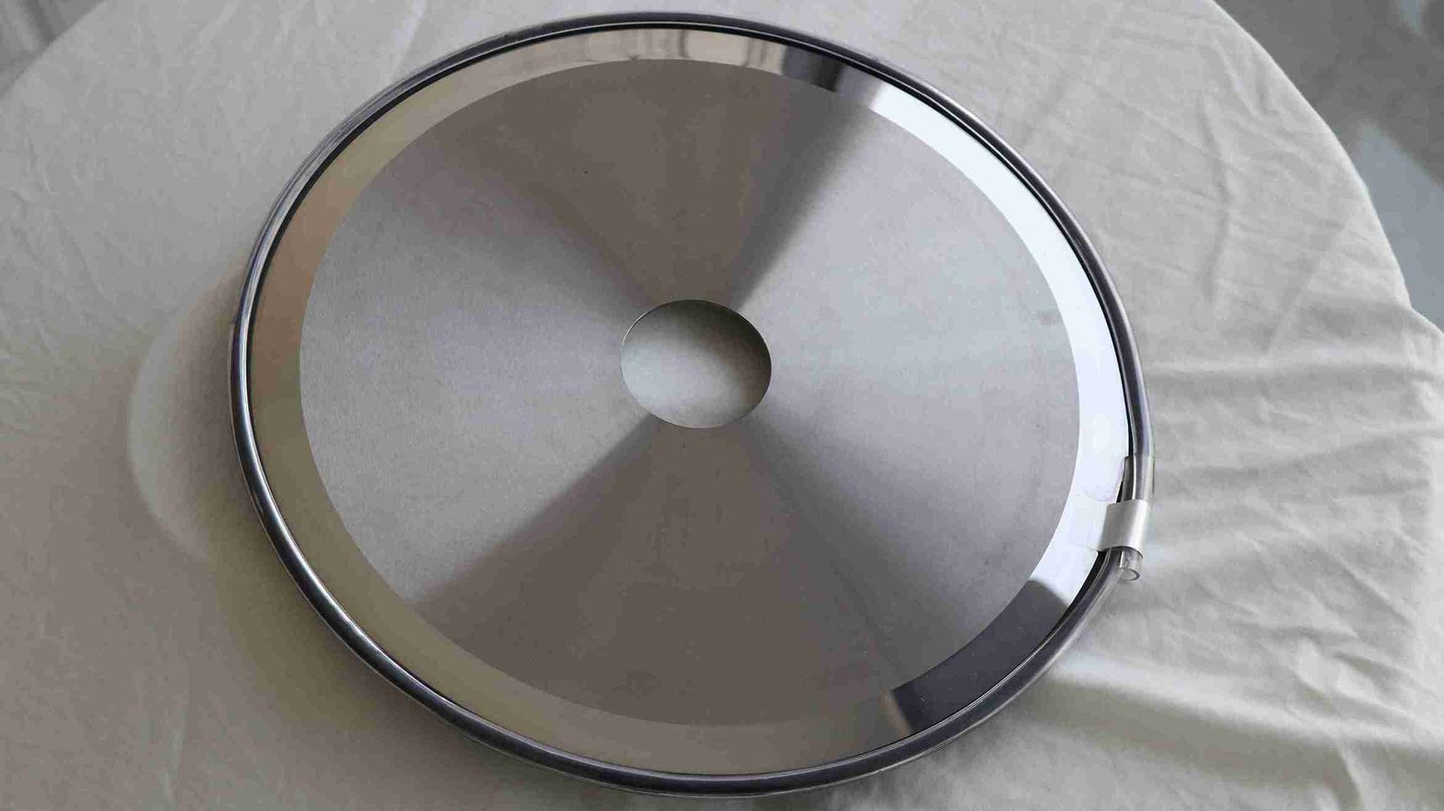 An example of a blade with a clean, fine-grained fracture surface