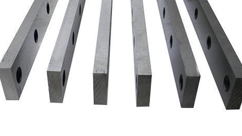 Highly wear-resistant guillotine shear blade in action