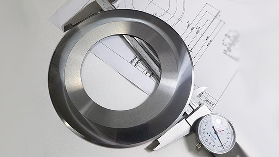 An engineer measuring the inner diameter of a circular knife with a caliper