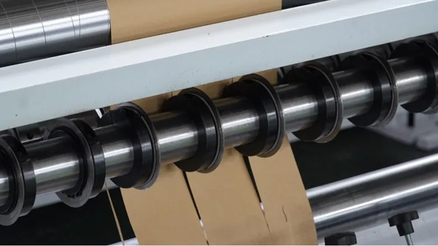 An animation showing the shear cutting action between a top and bottom knife