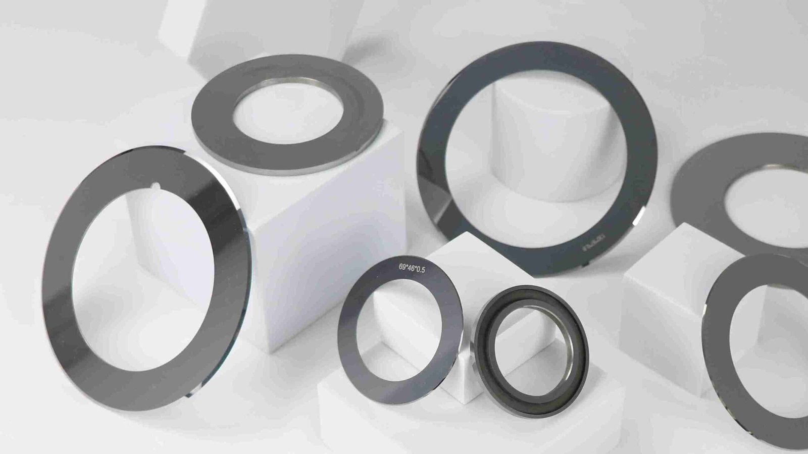 Illustration of a sharp industrial blade edge vs a dull one