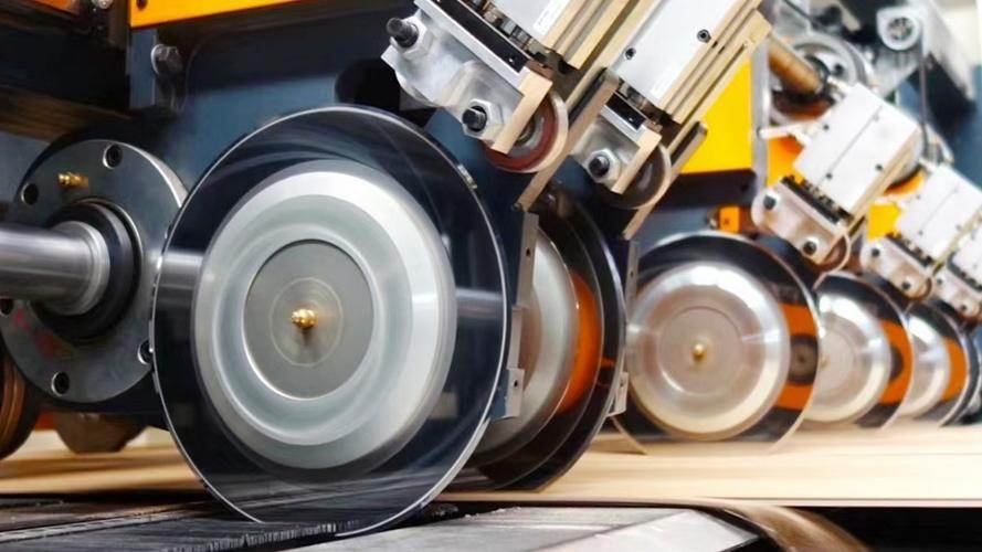 A close-up of a slitting blade cutting corrugated cardboard cleanly.