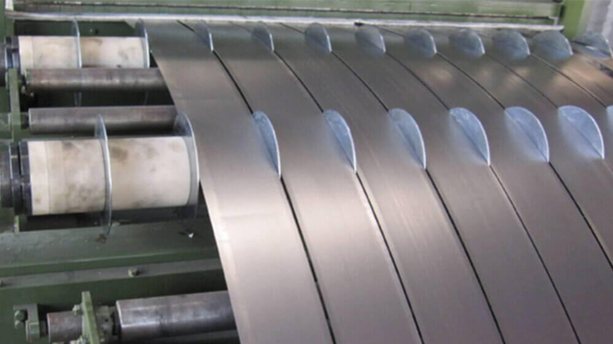 Diagram showing blade clearance and overlap in a slitting machine