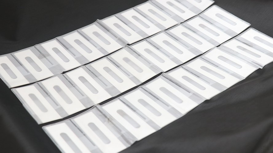 Ceramic blade for cutting magnetic tape