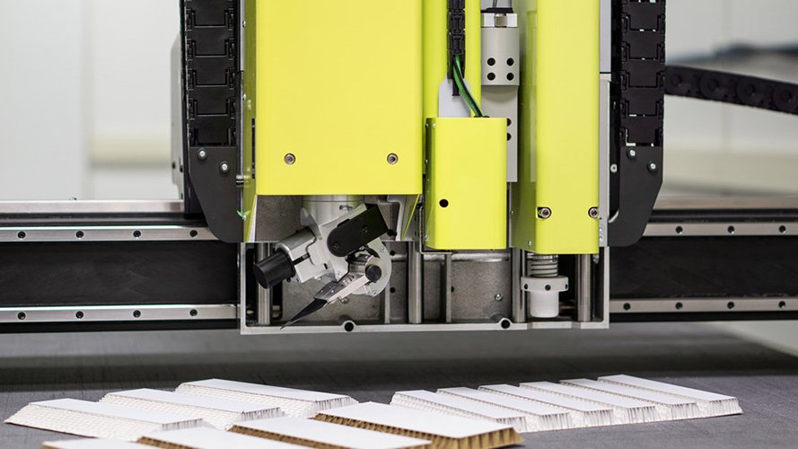 Diagram of CNC blade oscillation frequency and amplitude